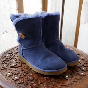 💙Navy Blue Bailey Button Ugg’s with Mandala💙
